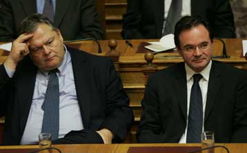 Νέες κυβερνητικές δηλώσεις, αλλά και αιχμές για το «ύφος» των κοινοτικών