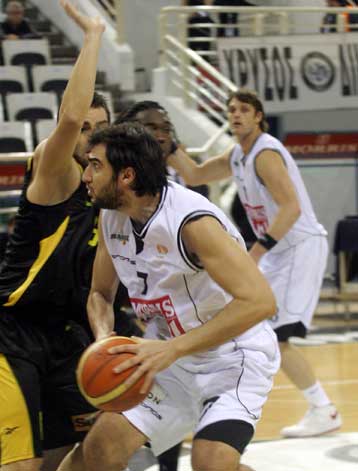 Ο ΠΑΟΚ με… τρίποντη ανατροπή νίκησε την ΑΕΚ στη Πυλαία με 77-69