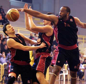 Πρώτη εκτός έδρας νίκη για τον Πανιώνιο, 84-71 τον Ηλυσιακό