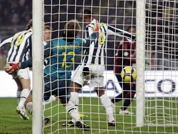 Η «κυρία» υποκλίθηκε στην Μίλαν, ακάθεκτη η Νάπολι