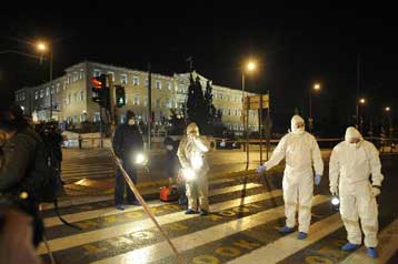 Σε εξέλιξη οι έρευνες για την έκρηξη έξω από τη Βουλή