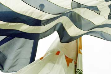 Αφαιρέθηκαν και κάηκαν ελληνικές και κυπριακές σημαίες στο κοιμητήριο Λεμεσού