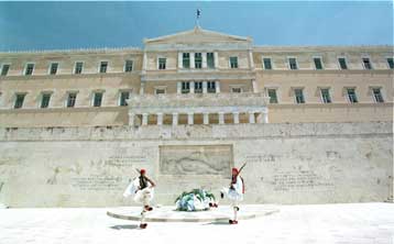 Τους Εύζωνες που δεν εγκατέλειψαν τη θέση τους δέχθηκε ο Κ.Παπούλιας