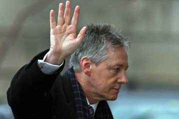 «Τάιμ άουτ» για τον πρωθυπουργό της Βόρειας Ιρλανδίας μετά το σκάνδαλο της συζύγου