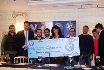 ΕΠΟ και διεθνείς παρέδωσαν επιταγή για την ανέγερση σχολείου στη Σιέρα Λεόνε