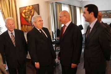 «Χωρίς έγγραφο» ως βάση η πρώτη ημέρα συνομιλιών Χριστόφια και Ταλάτ