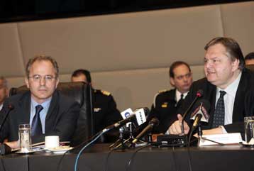 Το θέμα των ΝΑΤΟϊκών στρατηγείων δεν έχει κλείσει, ξεκαθαρίζει ο Ευ.Βενιζέλος