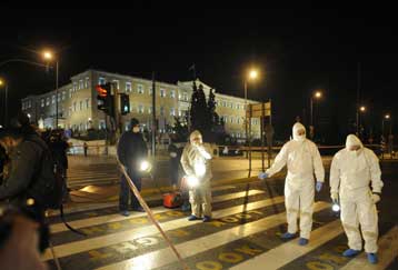 Οι «Πυρήνες» ανέλαβαν την ευθύνη για τη βομβιστική επίθεση έξω από τη Βουλή