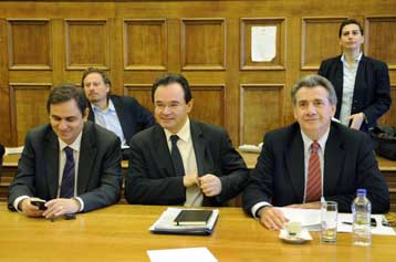 Αποσύρθηκε η τροπολογία για τις γονικές παροχές και τις αυξήσεις σε ποτά-τσιγάρα