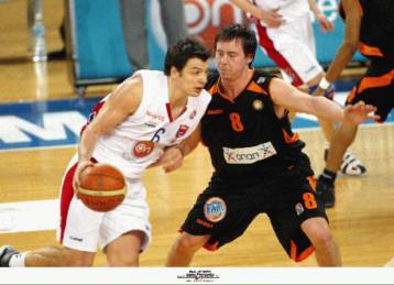 Ο Πεδουλάκης μένει στην ΑΕΚ και φέρνει τον αντί-Μακγκραθ!