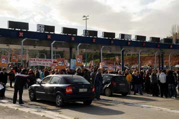 Κατάληψη των διοδίων Λεπτοκαρυάς από κατοίκους και φορείς της Πιερίας