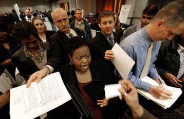 Η ανάκαμψη «εξαπλώνεται» στις πολιτείες των ΗΠΑ αλλά δεν οδηγεί σε προσλήψεις