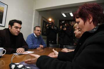 Ο εργασιακός μεσαίωνας καλά κρατεί, υπενθυμίζει στην κυβέρνηση ο Αλ.Τσίπρας