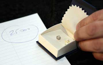 Σκουλαρίκι του Μαραντόνα πουλήθηκε αντί 25.000 ευρώ