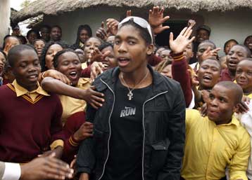 Η ομοσπονδία στίβου της Ν. Αφρικής απαγόρευσε τη συμμετοχή της Σεμένια σε αγώνες