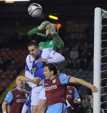 Βήμα προς τον τελικό έκανε η Αστον Βίλα μέσα στο «Ίγουντ Παρκ»