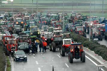 Με μπλόκα στο εθνικό δίκτυο η «πρεμιέρα» των αγροτικών κινητοποιήσεων