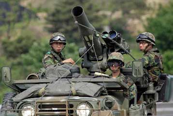 Με διακοπή των συνομιλιών απειλεί η Βόρειος Κορέα τη Σεούλ