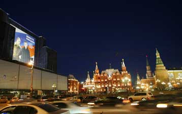 Κυκλοφοριακό χάος από πορνοταινία σε γιγαντοοθόνη της Μόσχας