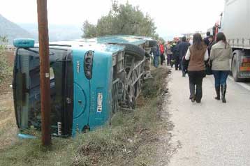 Δέκα ελαφρά τραυματίες από ανατροπή ΚΤΕΛ έξω από τη Λαμία