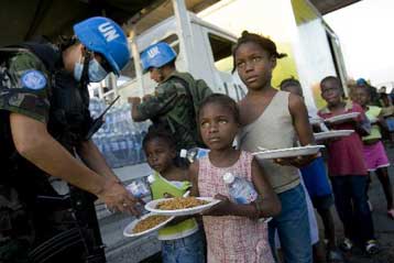 Δραματικά κυλούν οι ώρες στα συντρίμμια της Αϊτής