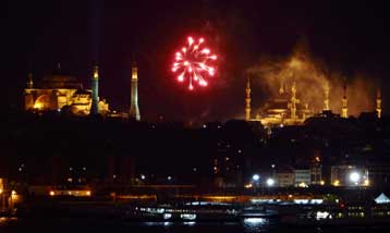 Με πυροτεχνήματα και εκδηλώσεις η Κωνσταντινούπολη Πολιτιστική Πρωτεύουσα της Ευρώπης