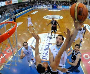 Κολοσσός… ψυχραιμίας νίκησε τον ΠΑΟΚ των χαμένων βολών