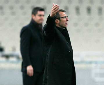 Πιο απλά, όχι… μαγκιές με τακουνάκια, λέει ο Νιόπλιας