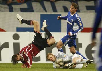 Η Σάλκε εξακολουθεί να ακολουθεί κατά πόδας τη Λεβερκούζεν