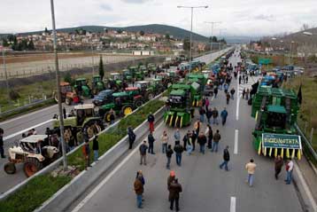 Κλιμακώνουν τις κινητοποιήσεις τους οι αγρότες