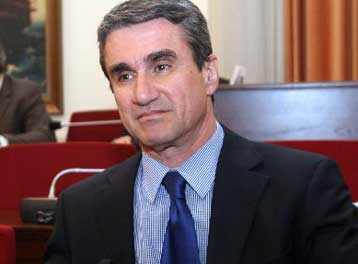 Την επιβολή φόρου για τη στήριξη των ασφαλιστικών ταμείων προκρίνει η κυβέρνηση