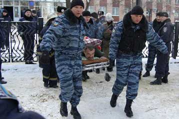 Νεκροί και εγκλωβισμένοι από έκρηξη σε νοσοκομείο της Ουκρανίας