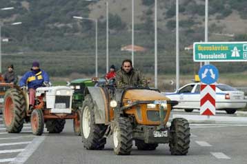 Αυξάνονται τα μπλόκα των αγροτών, σε διάλογο καλεί η κυβέρνηση