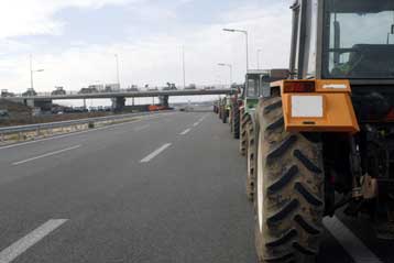 Κλιμακώνουν τις κινητοποιήσεις τους οι αγρότες