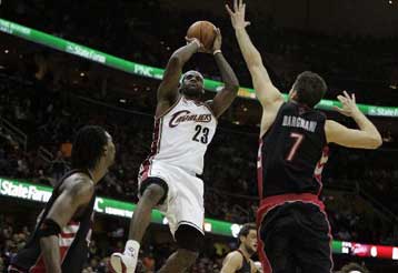 Με εκπληκτικό και πάλι ΛεΜπρον οι Τορόντο «λύγισαν»