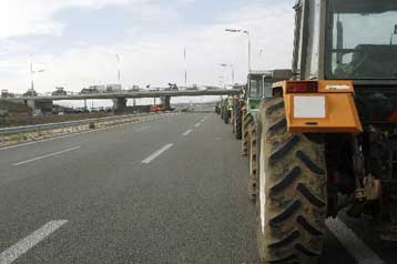 Αντίθετη με τα μπλόκα των αγροτών στους δρόμους δηλώνει η ΝΔ