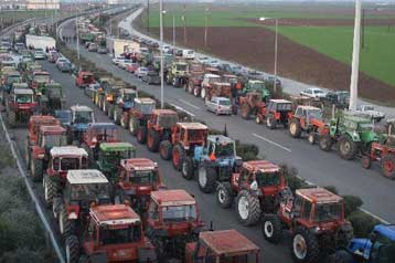 Παραμένουν στα μπλόκα οι αγρότες παρά την έκκληση του πρωθυπουργού για διάλογο