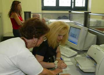 Μειώσεις έως και 25% στα επιδόματα του Δημοσίου από την αναδρομική περικοπή αμοιβών