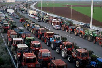 Έως 200 εκατ. ευρώ το κόστος των μπλόκων στις εξαγωγές