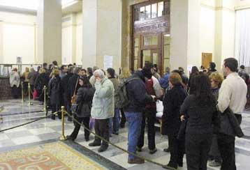 «Πρόκληση» η εξάρτηση των τραπεζών από τη ρευστότητα της ΕΚΤ, εκτιμά η Fitch