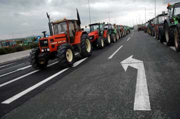 Στα μπλόκα οι αγρότες εν αναμονή της συνάντησης με την Κ.Μπατζελή