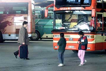 Σώοι επιβάτες και οδηγός σε ΚΤΕΛ που έπιασε φωτιά εν κινήσει