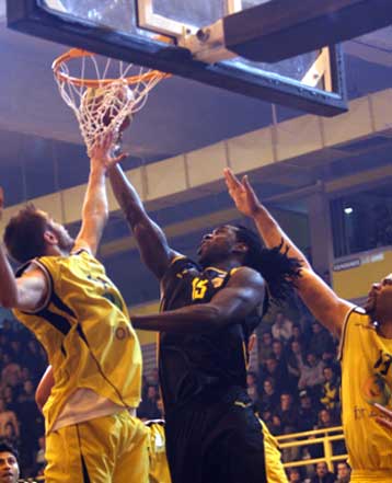 Ανάσα για τον Ηλυσιακό που έβαλε την ΑΕΚ σε περιπέτειες με 79-61