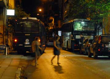 Eπίθεση με μολότωφ έξω από τα γραφεία του ΠΑΣΟΚ