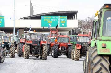 Οξύνεται η πολιτική αντιπαράθεση με φόντο τα μπλόκα των αγροτών