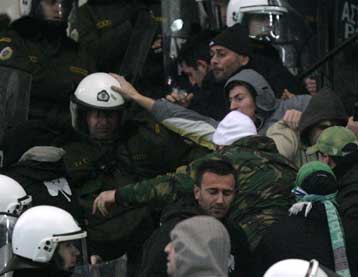 Επεισόδια στην Πάτρα μεταξύ οπαδών Ολυμπιακού-Παναθηναϊκού