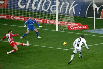 Ο ΠΑΟΚ «πέταξε» στη δεύτερη θέση, μετατρέποντας το Καραϊσκάκη σε λαϊκό δικαστήριο