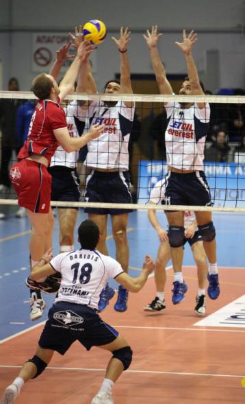 Ο Φοίνικας Σύρου πέρασε νικηφόρα και από την Κηφισιά στο τάι μπρέικ