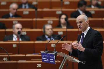 Δεν αποκλείει θέμα θρησκευτικών συμβόλων και στην Ελλάδα ο πρωθυπουργός