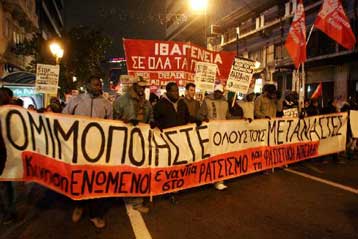 Φωνή υπέρ των δικαιωμάτων των μεταναστών σε αντιρατσιστικά συλλαλητήρια